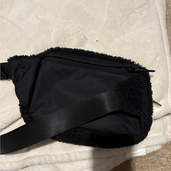 Lululemon black fleece everywhere belt bag large 2L - Picture 3 of 6